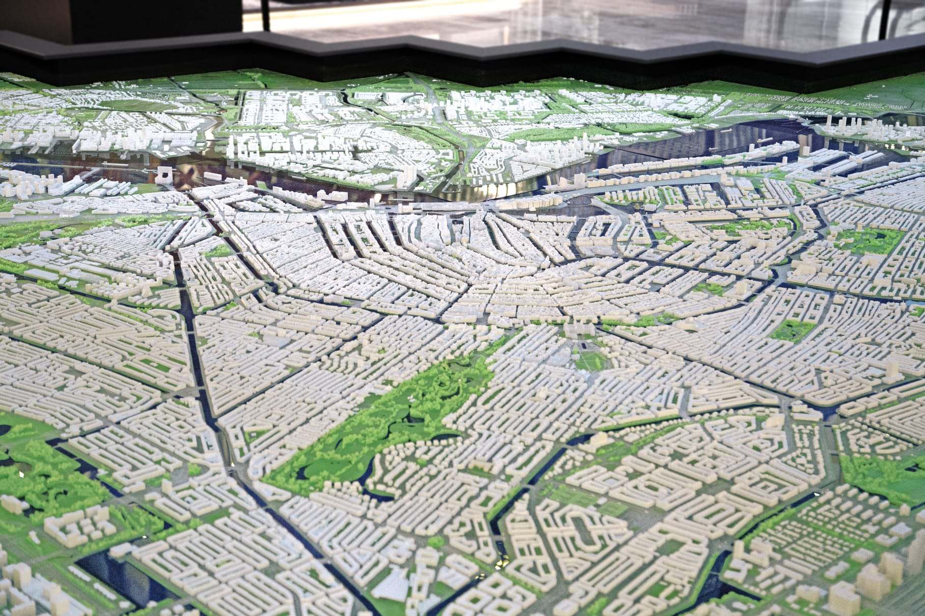 Aerial of the city model with green parks between the white printed blocks