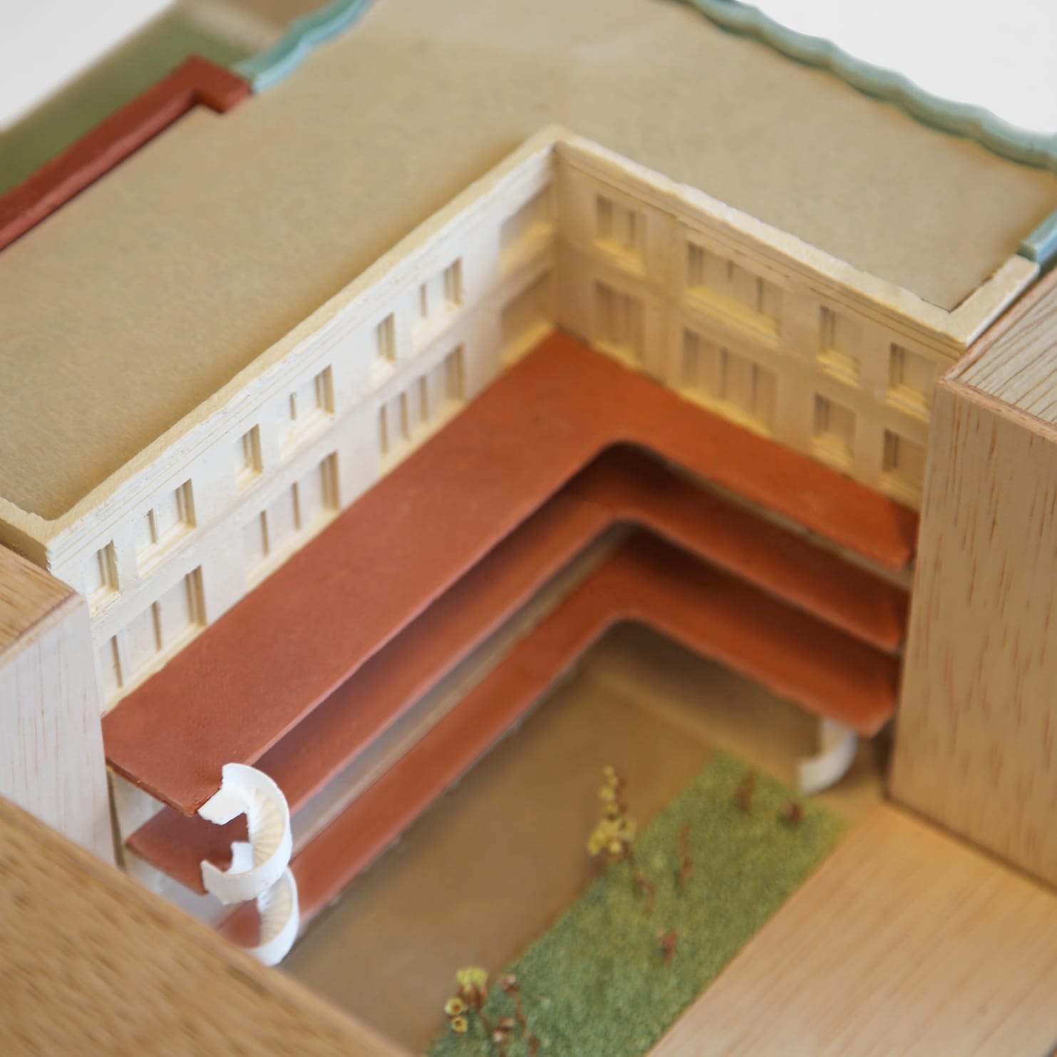 The courtyard corner, white render against terracotta