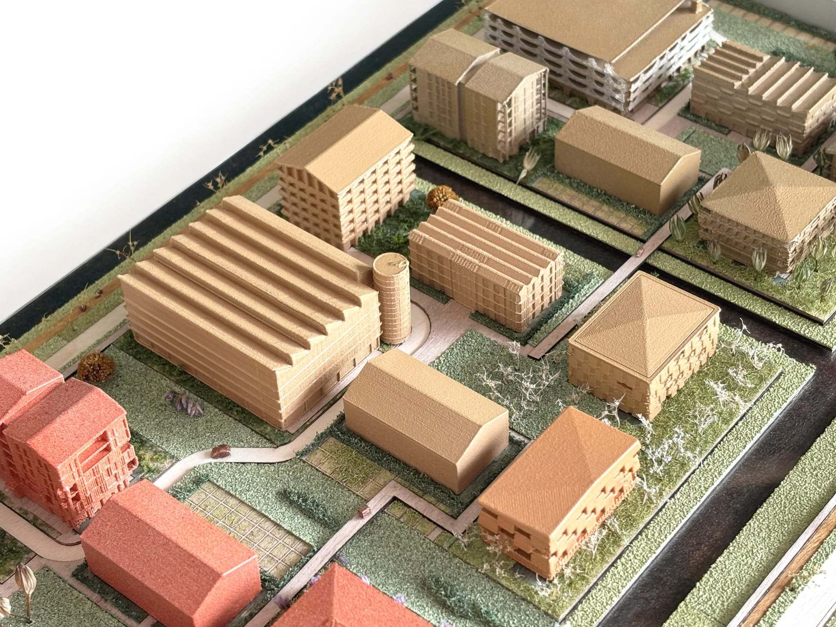 Aerial view of the Lincolnpark model with wooden blocks and red-orange buildings