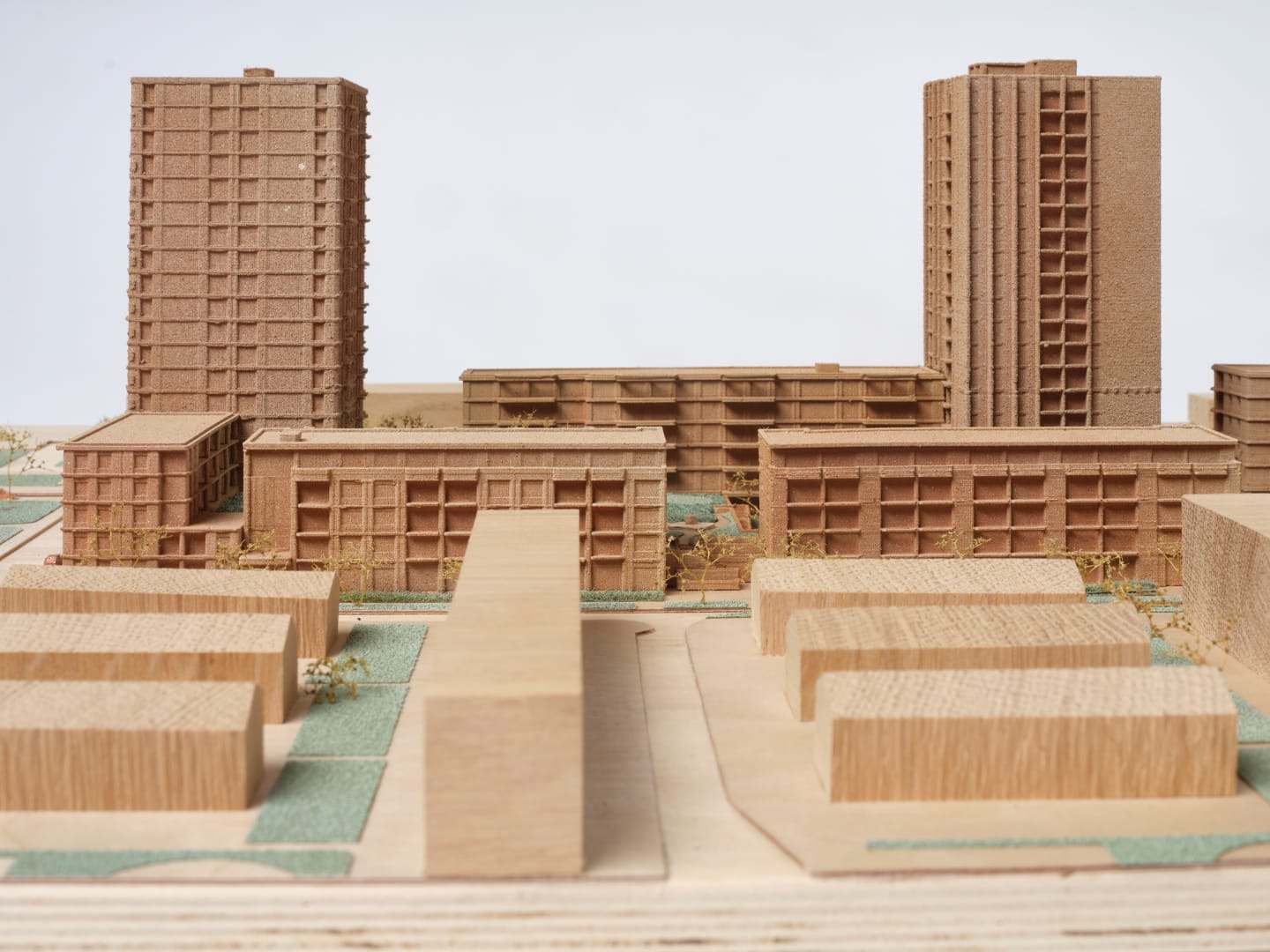 Front view of the De Vonk model with two tall towers behind lower housing blocks