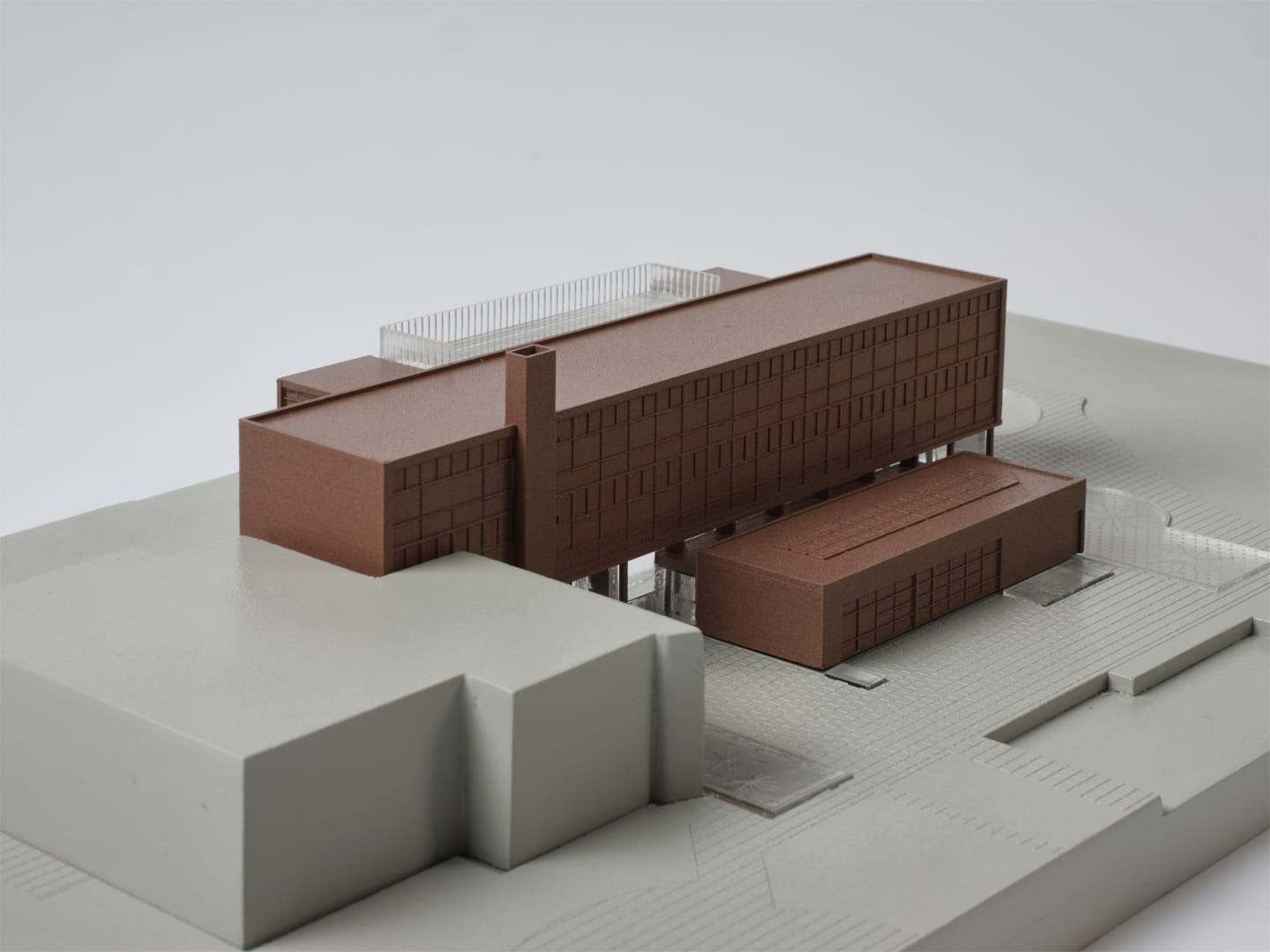 1:200 exhibition model of Station Wildeman: a long brown volume on a pale grey site base