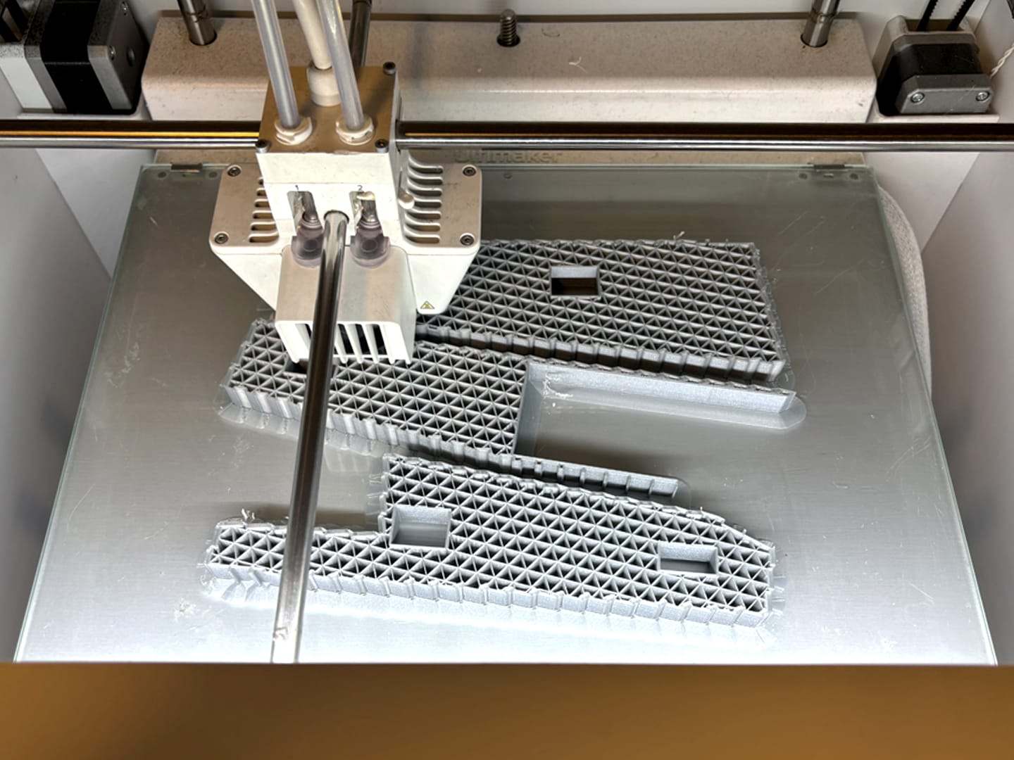 The 3D printer producing the floor slabs