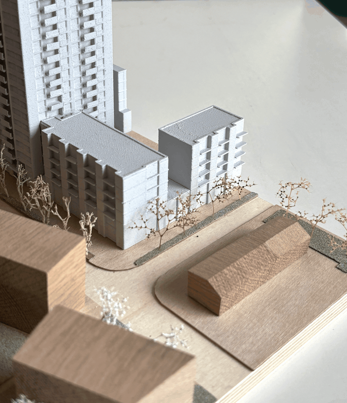 Animated view of the De Vonk site model with white towers and wooden volumes