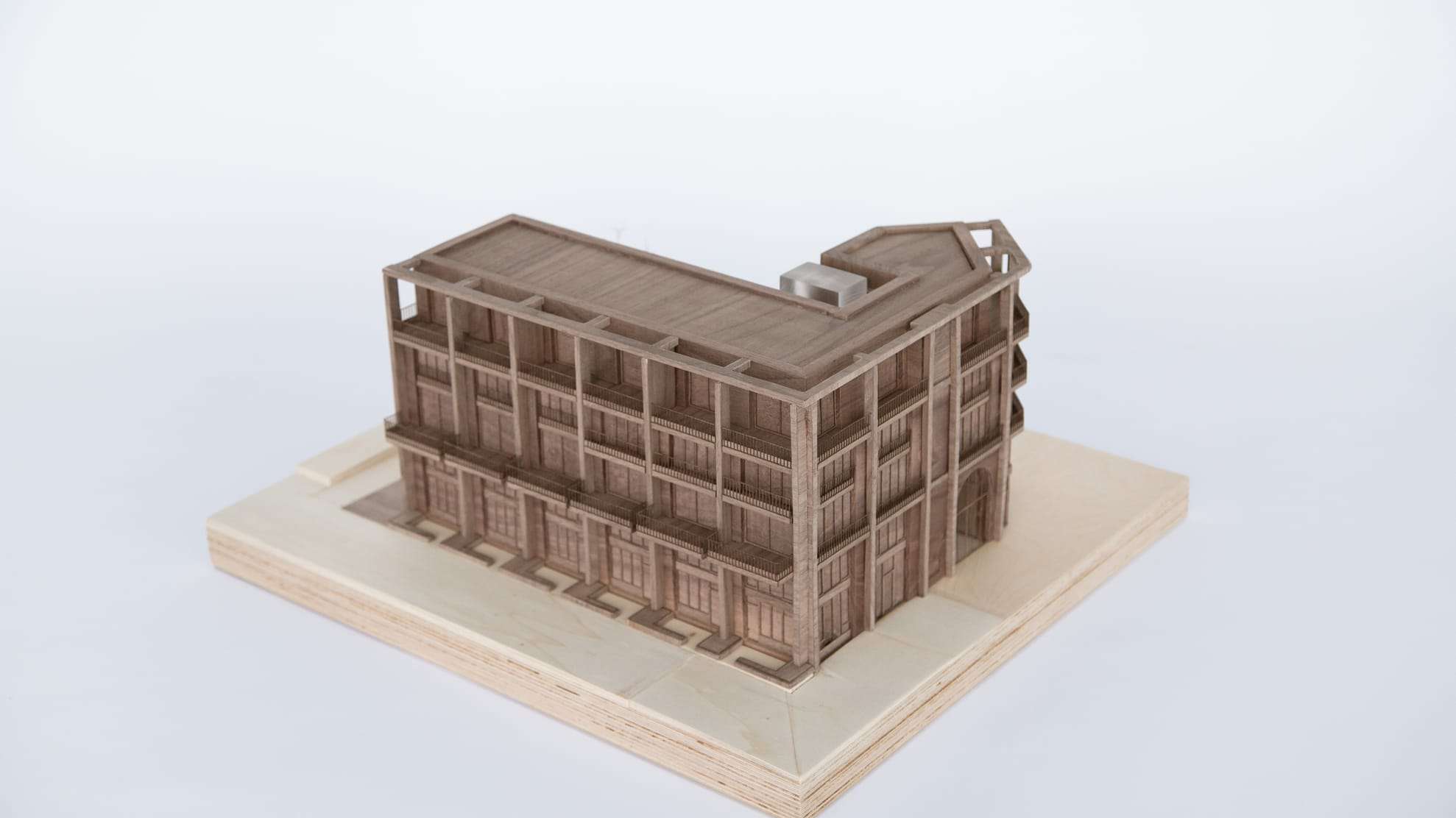 1:100 presentation model in walnut of the Sluisbuurt building, on a light plywood base