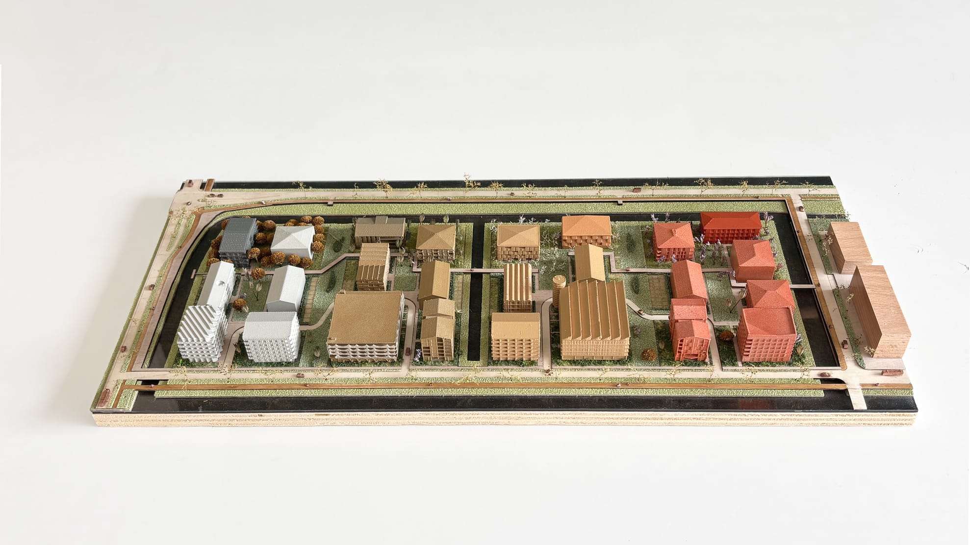 1:500 competition model of Lincolnpark Hoofddorp: a long neighbourhood plan with coloured housing blocks on a wooden base